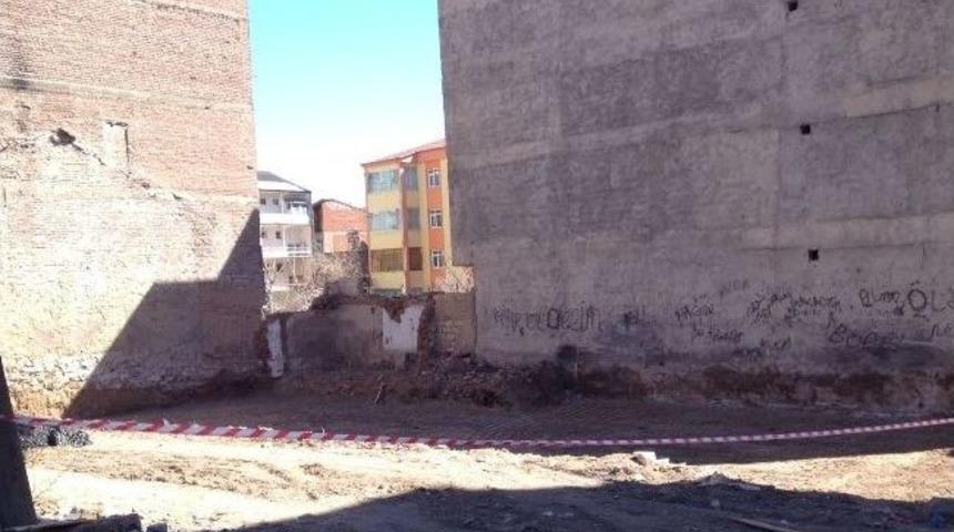 Elazığ'da Kaybolan 3 Gencin Cesetlerinin Bulunduğu Ev Yıkıldı