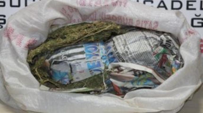 Polisten Ka&ccedil;an Ara&ccedil;ta Esrar Ele Ge&ccedil;irildi