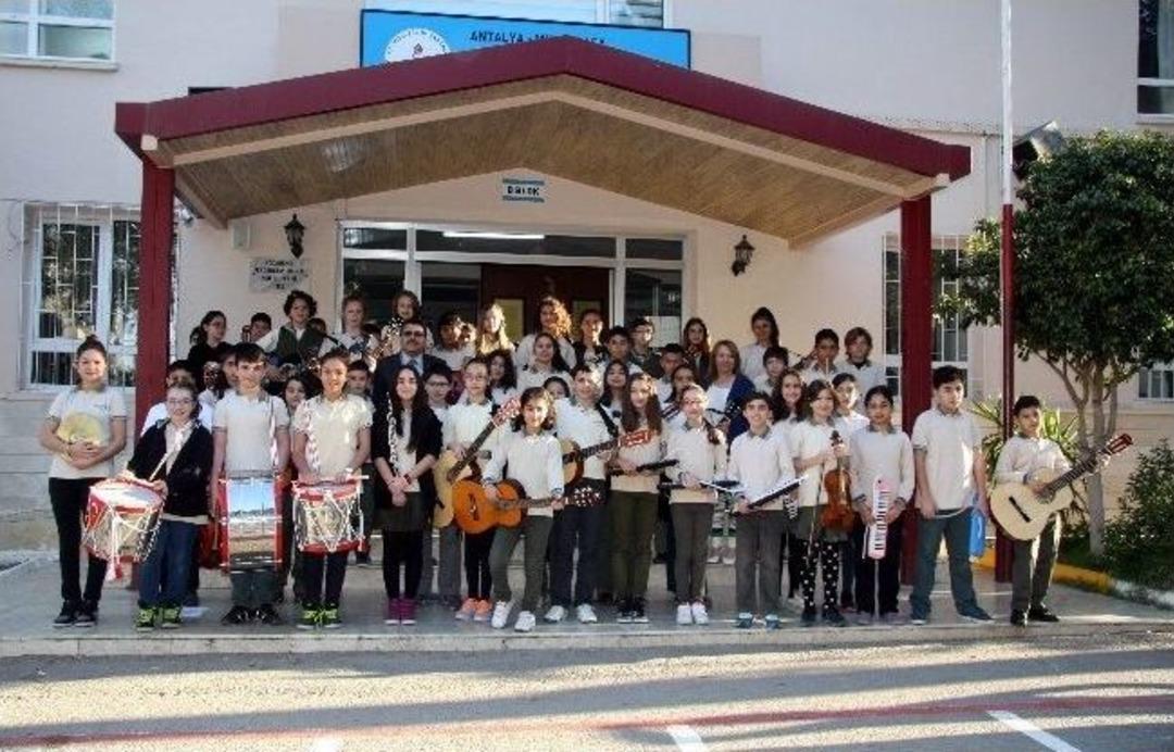 (&ouml;zel Haber) Devlet Okulunda 55 Kişilik İstiklal Marşı Orkestrası