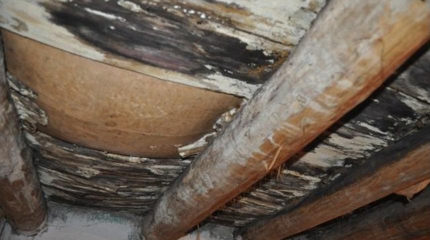 Evinin &Uuml;st&uuml;ne Yıkılmasından Korkuyor