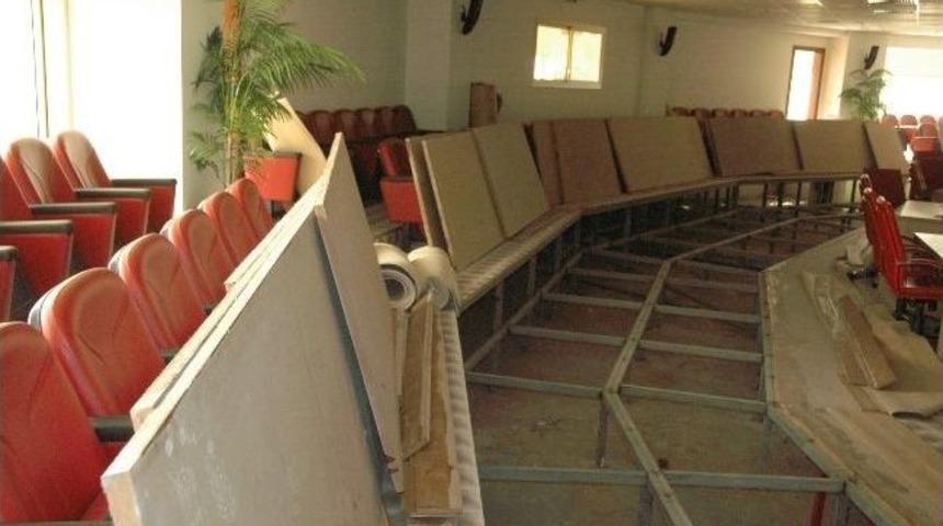 Aydın Belediye Meclis Salonu B&uuml;y&uuml;kşehir İ&ccedil;in Yenilendi