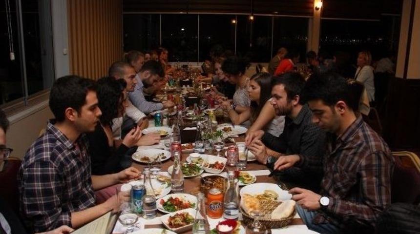 Erasmus &Ouml;ğrencileri Kaynaşma Yemeğinde Bir Araya Geldi