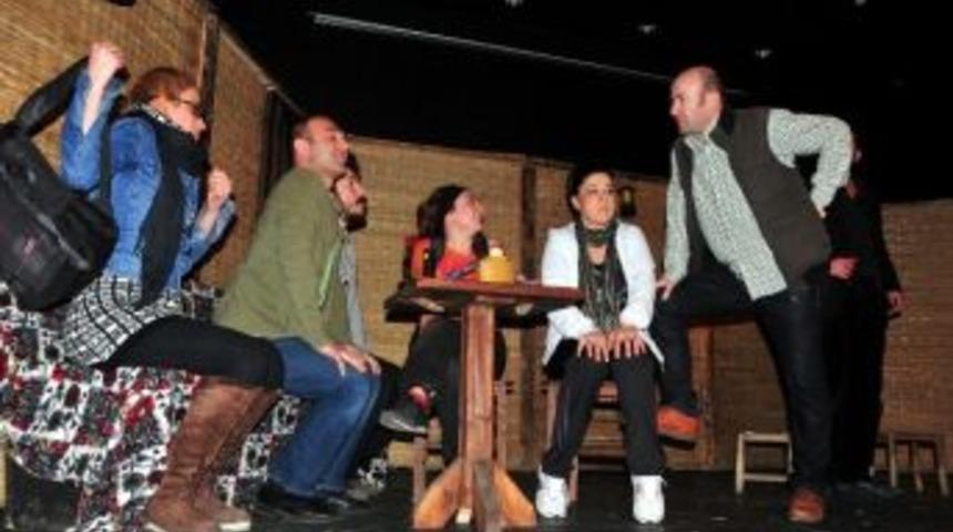 Atakum'da Tiyatro Festivali S&uuml;r&uuml;yor