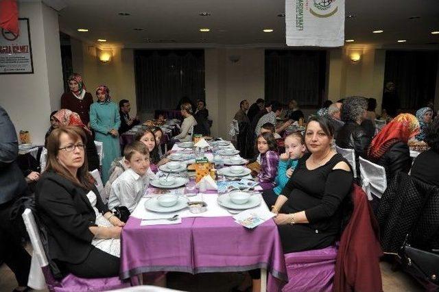 Eskişehir Valisi Güngör Azim Tuna, Yetim Aileleri İle Buluşma Yemeğine Katıldı