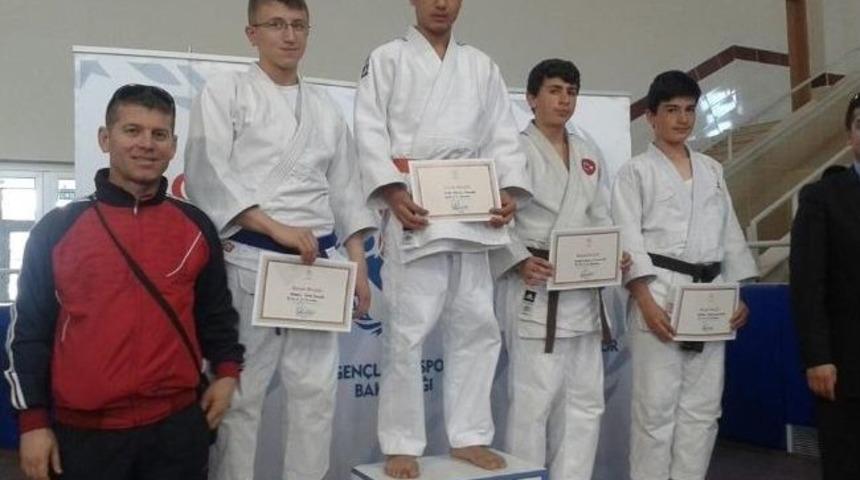 Yalovalı Judocular, Kocaeli&rsquo;nden Madalya İle D&ouml;nd&uuml;