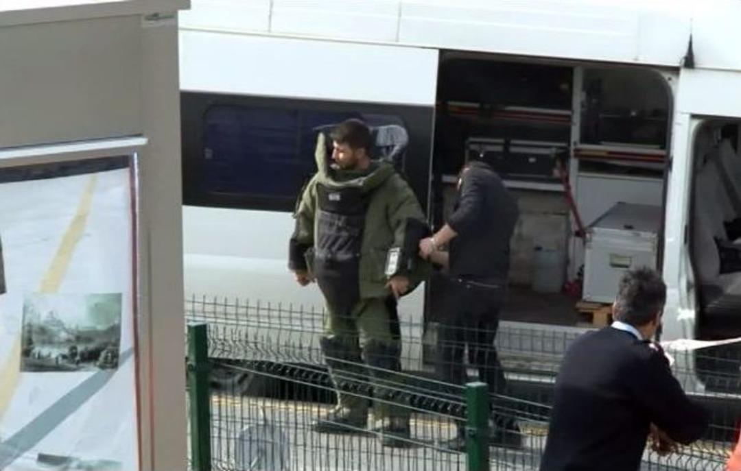 Metrob&uuml;s Yolunda Ş&uuml;pheli Paket Paniği