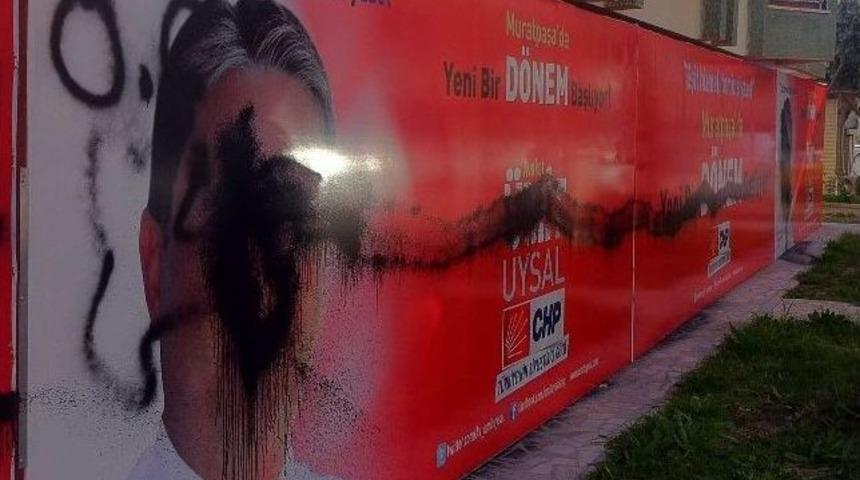 Uysal&rsquo;ın Se&ccedil;im B&uuml;rolarındaki Afişler Sprey Boyalarla Tahrip Edildi