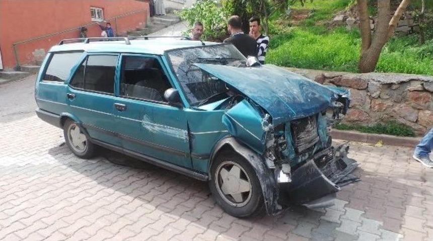 Kontrolden &Ccedil;ıkan Otomobil Duvara &Ccedil;arptı: 4 Yaralı