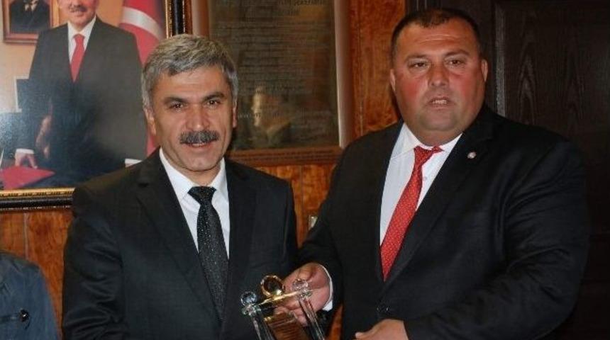 Başkan &Ccedil;i&ccedil;ek&rsquo;e Plaket