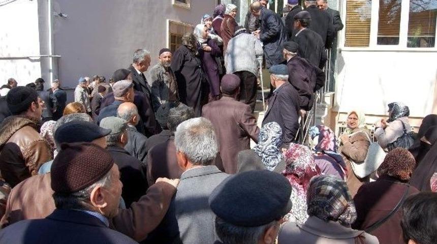 Hacı Adaylarının Kuyruk &Ccedil;ilesi