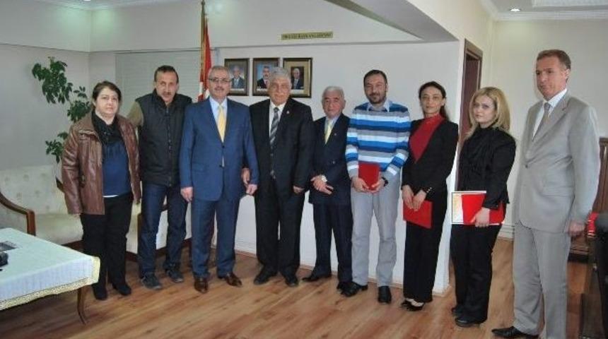 Eski Meclis Başkanlarına Plaket Verildi