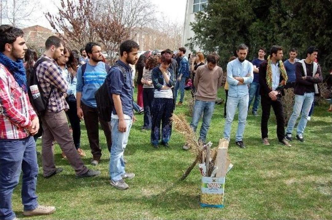 A&uuml;&rsquo;l&uuml; &Ouml;ğrencilerin Nevruz Kutlaması