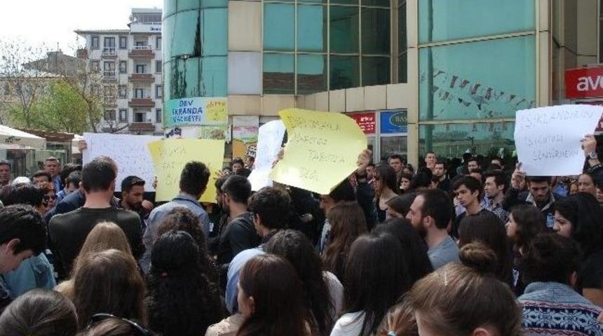 Kaza Kurbanı Gencin Arkadaşları Eylem Yaptı