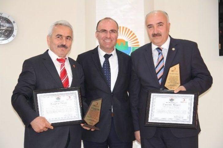 Kızılay'dan Muhtarlara Plaket G4