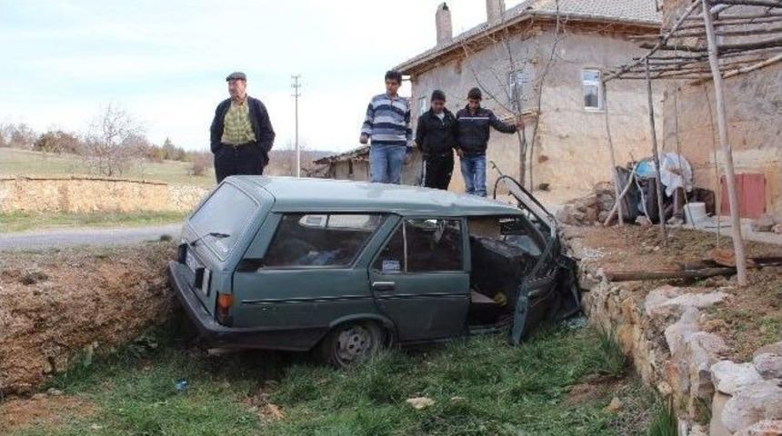 Otomobil Kanala D&uuml;şt&uuml;: 4 Yaralı