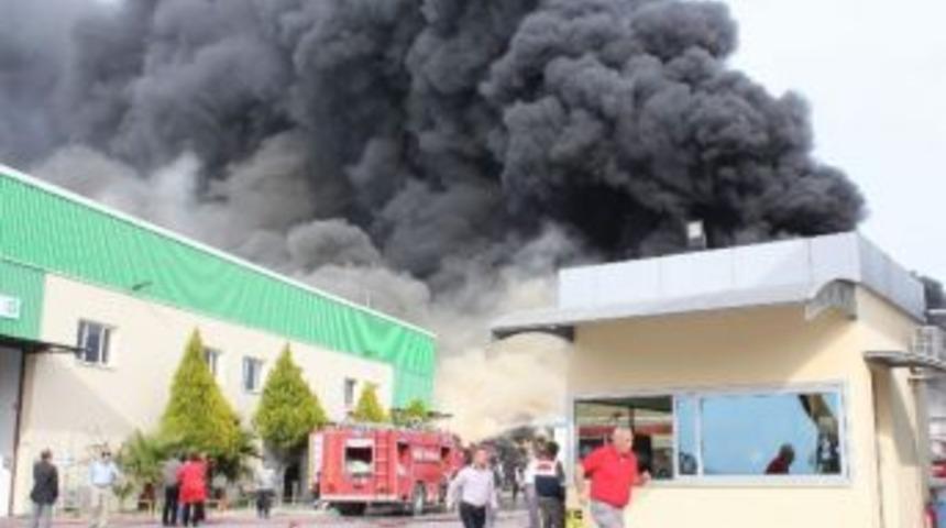 Manisa'da Geri D&ouml;n&uuml;ş&uuml;m Fabrikasında Yangın &Ccedil;ıktı