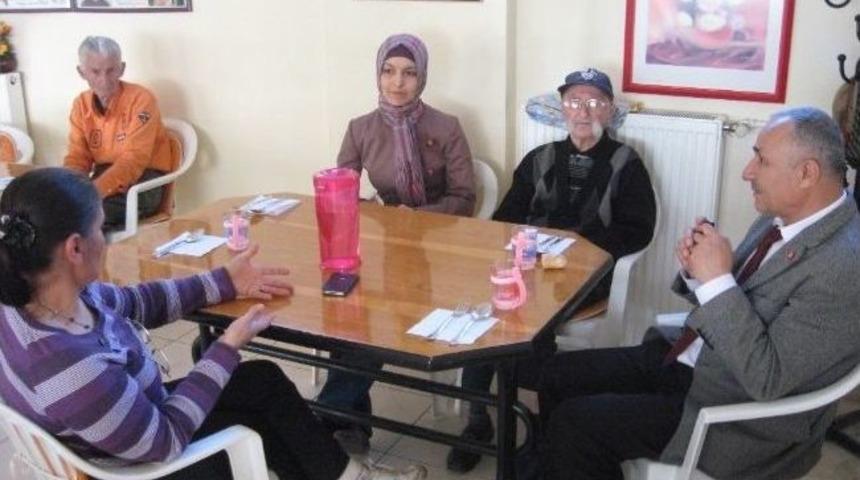 Burhaniye&rsquo;de Kursiyerler Huzurevini Ziyaret Etti