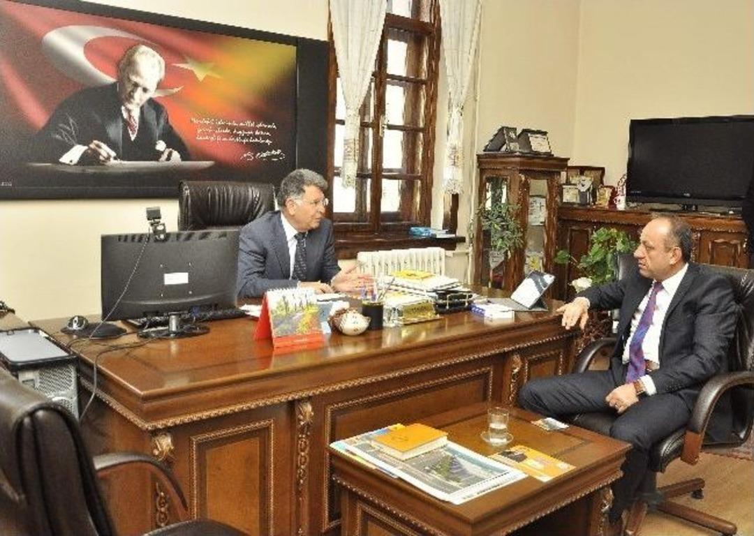 &Ouml;ğrencilerden Tahsin Babaş&rsquo;a Sevgi Seli