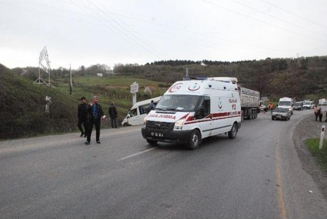 Maden İş&ccedil;ilerini Taşıyan Minib&uuml;s Kaza Yaptı: 15 Yaralı