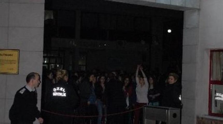 Kız &Ouml;ğrencilerden &ldquo;yatak&rdquo; Eylemi