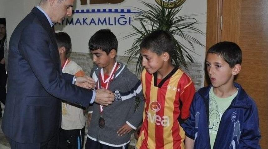 Atletizmi Geliştirme Projesinde Dereceye Giren &Ouml;ğrencilere Madalyaları Verildi