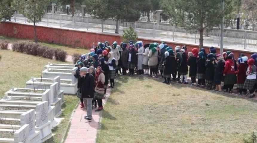 Gen&ccedil;lerden Şehitlik Ziyareti