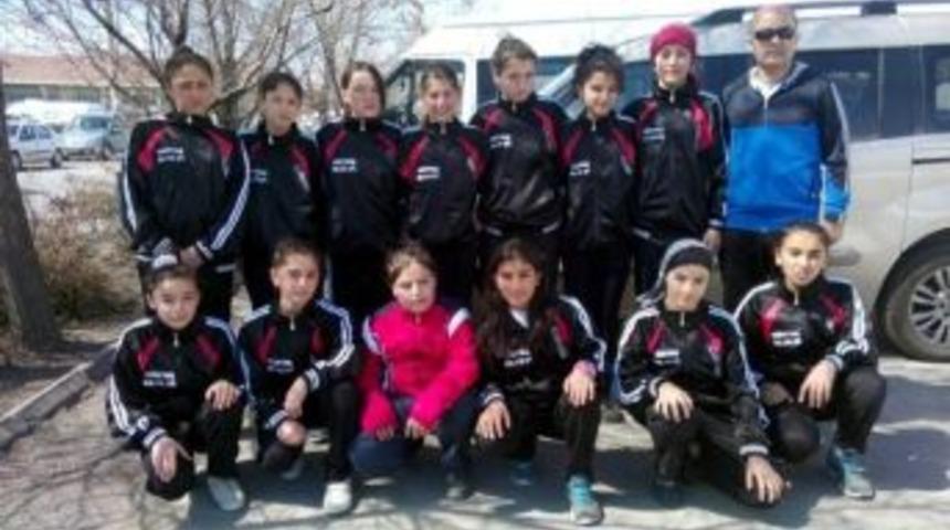 K&uuml;&ccedil;&uuml;kler Hentbol Takımları Tunceli&rsquo;ye Gitti