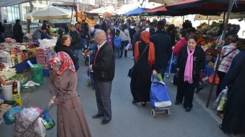 Sıcak Havalar Pazarcı Esnafının Y&uuml;z&uuml;n&uuml; G&uuml;ld&uuml;rd&uuml;