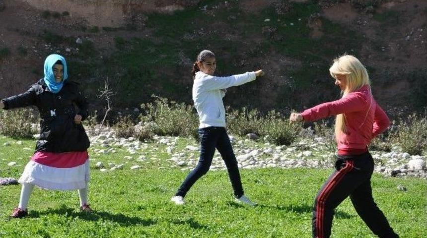 Yılın &Ouml;ğretmeni &Ouml;ğrencileriyle Beraber Avrupa Şampiyonası Hazırlıklarına Başladı