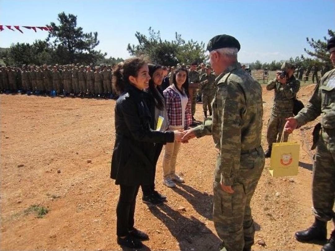 Gkv&rsquo;liler, Mehmet&ccedil;ikle El Ele Ağa&ccedil; Dikti