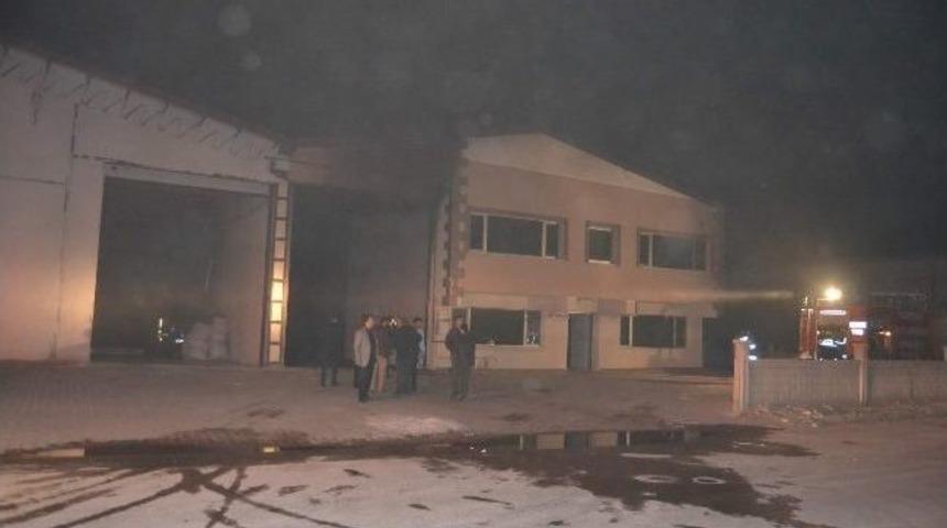 Kayseri'de Nakliyat Fabrikası İ&ccedil;inde Ara&ccedil; Yangını