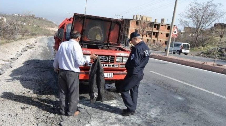 Seyir Halindeki Kamyonette Yangın Paniği
