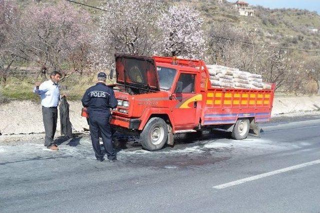 Seyir Halindeki Kamyonette Yangın Paniği