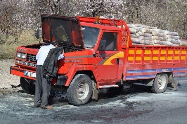 Seyir Halindeki Kamyonette Yangın Paniği