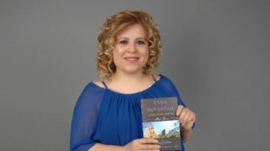 Ayşe Paslanmaz &lsquo;yaşa Sevdiğim&rsquo; Adlı Şiir Kitabını &Ccedil;ıkarttı