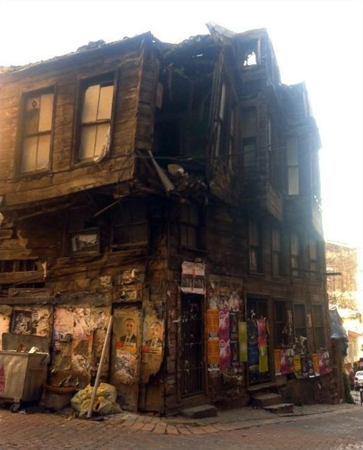 Beyoğlu'nda Tarihi Bina B&ouml;yle Yıkıldı