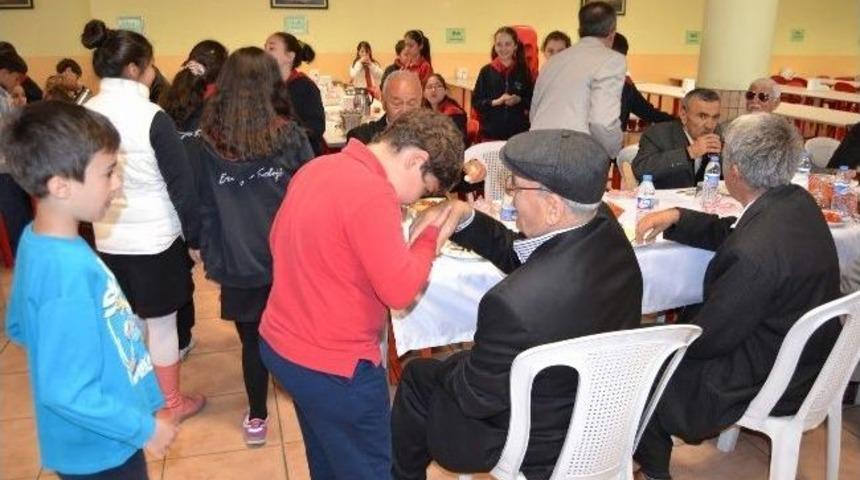 &Ouml;zel Erciyes Koleji Huzur Evi Sakinlerini Okullarında Misafir Etti