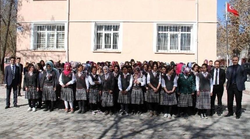 Kız &Ouml;ğrencilerden &Ouml;rnek Davranış