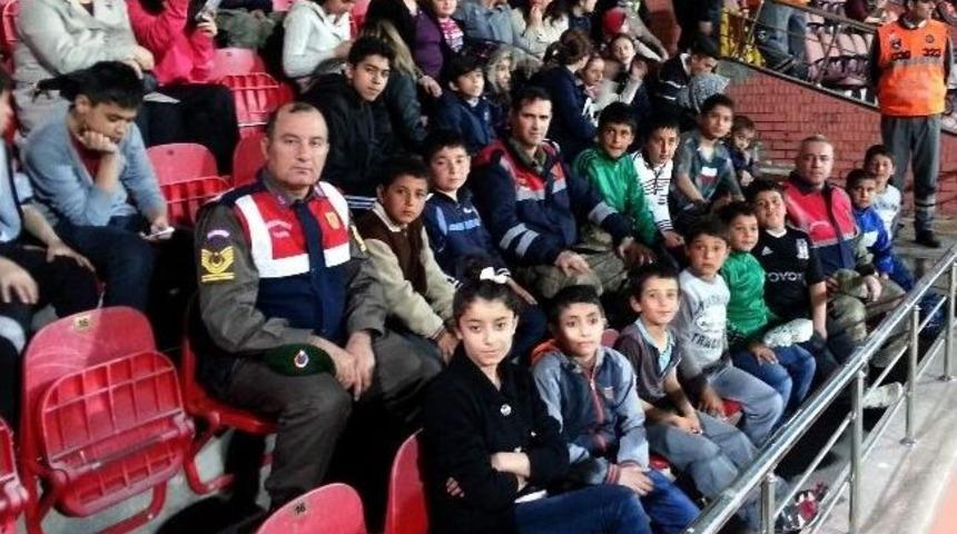 Jandarma Köy Çocuklarını Fenerbahçe Maçına Götürdü