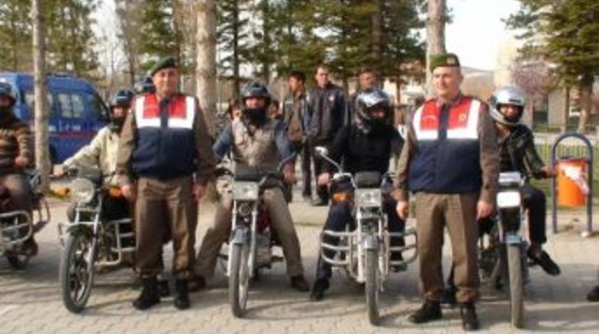 Jandarma Kask Dağıttı