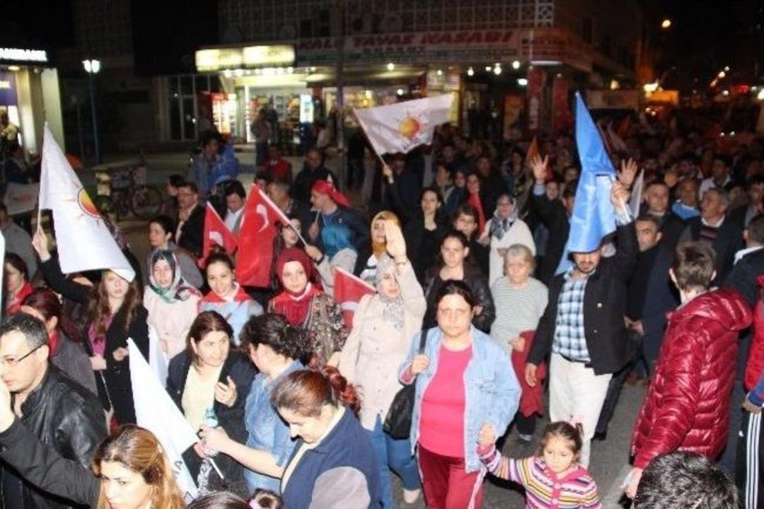 Nazilli'de Binlerce Ak Partili Sevgi Y&uuml;r&uuml;y&uuml;ş&uuml;ne Katıldı