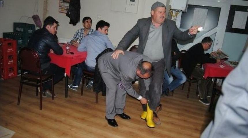 Başkan Adayı Vatandaşa Elleriyle &Ccedil;izme Giydirdi