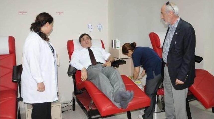 Vali K&uuml;&ccedil;&uuml;k, Kızılay'a Yaptığı Ziyarette Kan Verdi