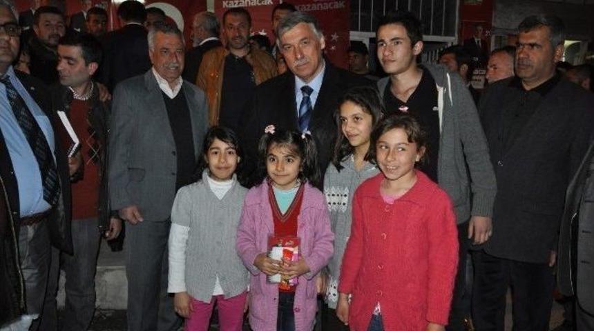 Erkal, &Ouml;zalper Mahallesi'ni Ziyaret Etti