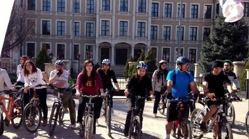 &Ouml;ğrenciler &lsquo;bağımlı Olma &Ouml;zg&uuml;r Ol&rsquo; Diyerek Pedallara Bastılar