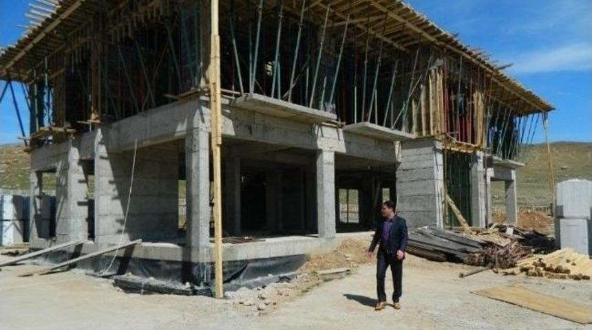 Kozluk Kaymakamı Akt&uuml;rk, Gen&ccedil;lik Merkezi İnşaatını Gezdi