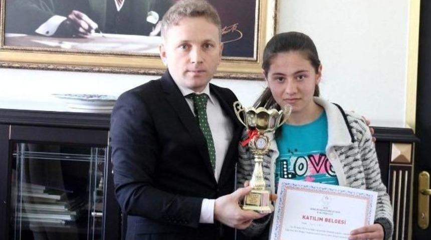 Kaymakam Tanrıkulu Başarılı &Ouml;ğrencileri &Ouml;d&uuml;llendirdi