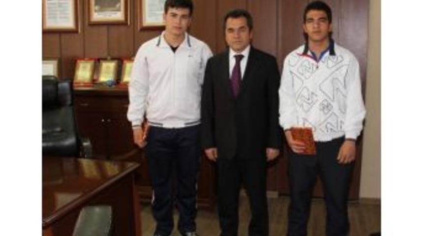 Başarılı Haltercilerden Milli Eğitim M&uuml;d&uuml;r&uuml; G&uuml;lay&rsquo;a Ziyaret
