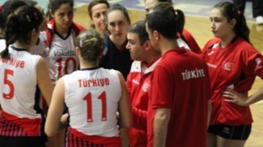 Voleybolde Bayan Gen&ccedil; Milliler İzmir Kampını Tamamladı