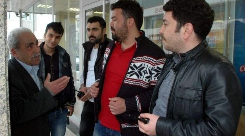 Banka G&ouml;revlileri Oyaladı, Polis Olaya El Koydu